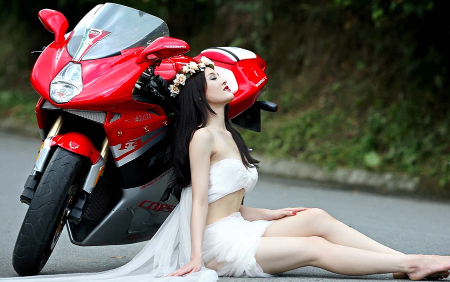 Beautiful girls and motorcycles in Xinxiang