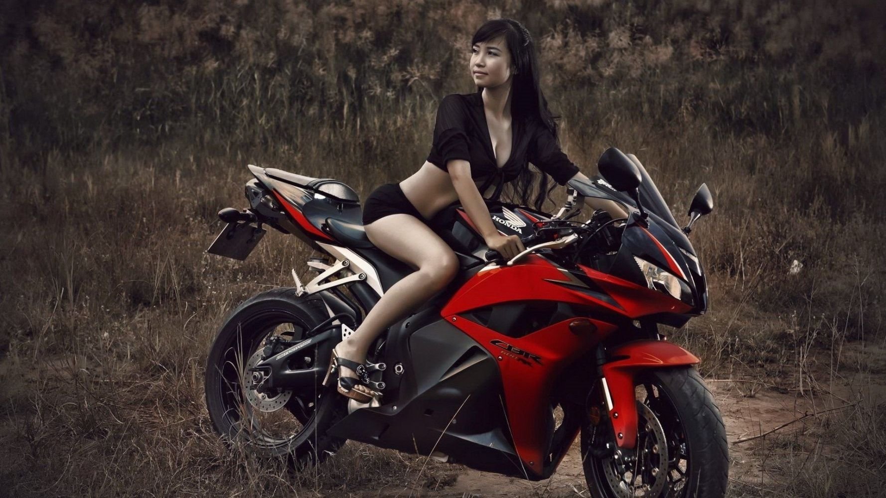Fitness girls and bikes in Xinxiang