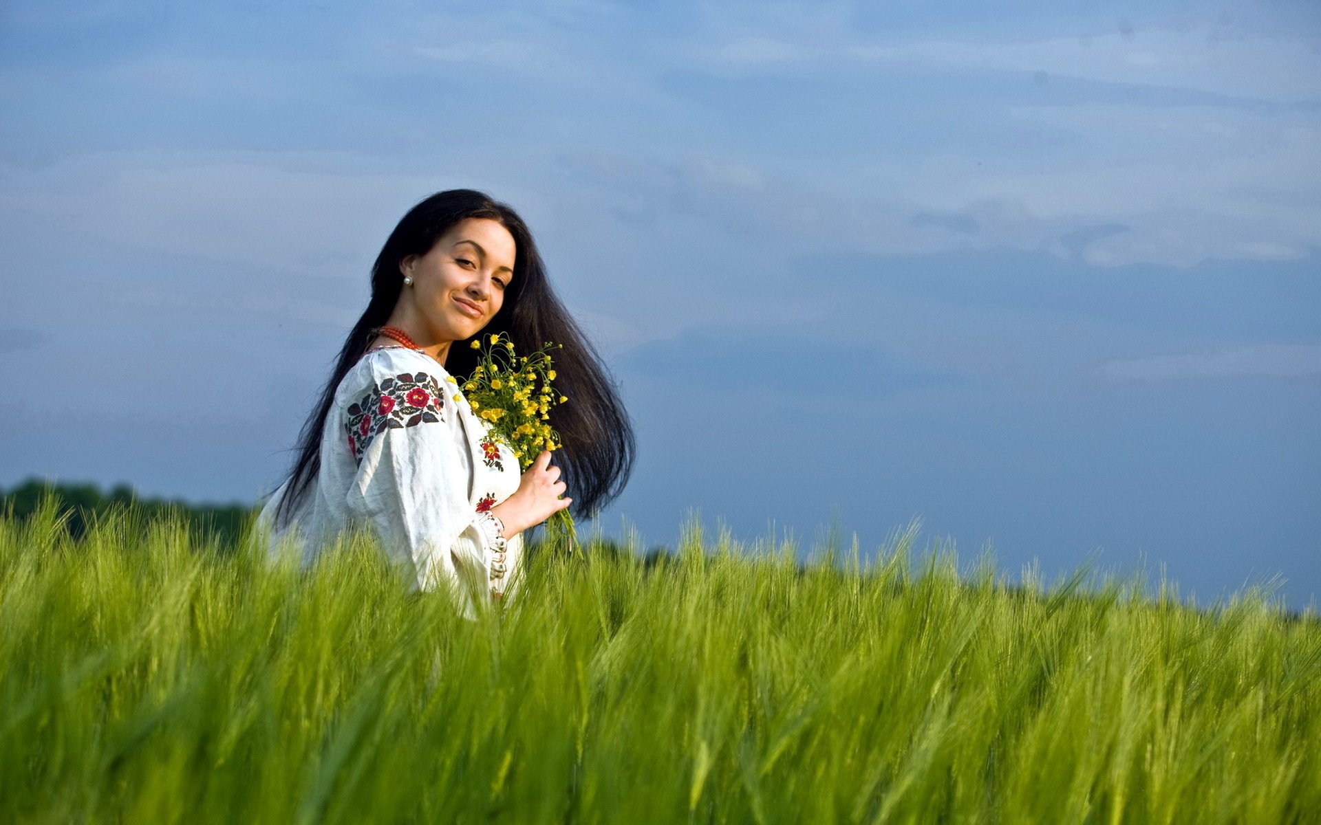 Girls in Slavic costumes in Xinxiang