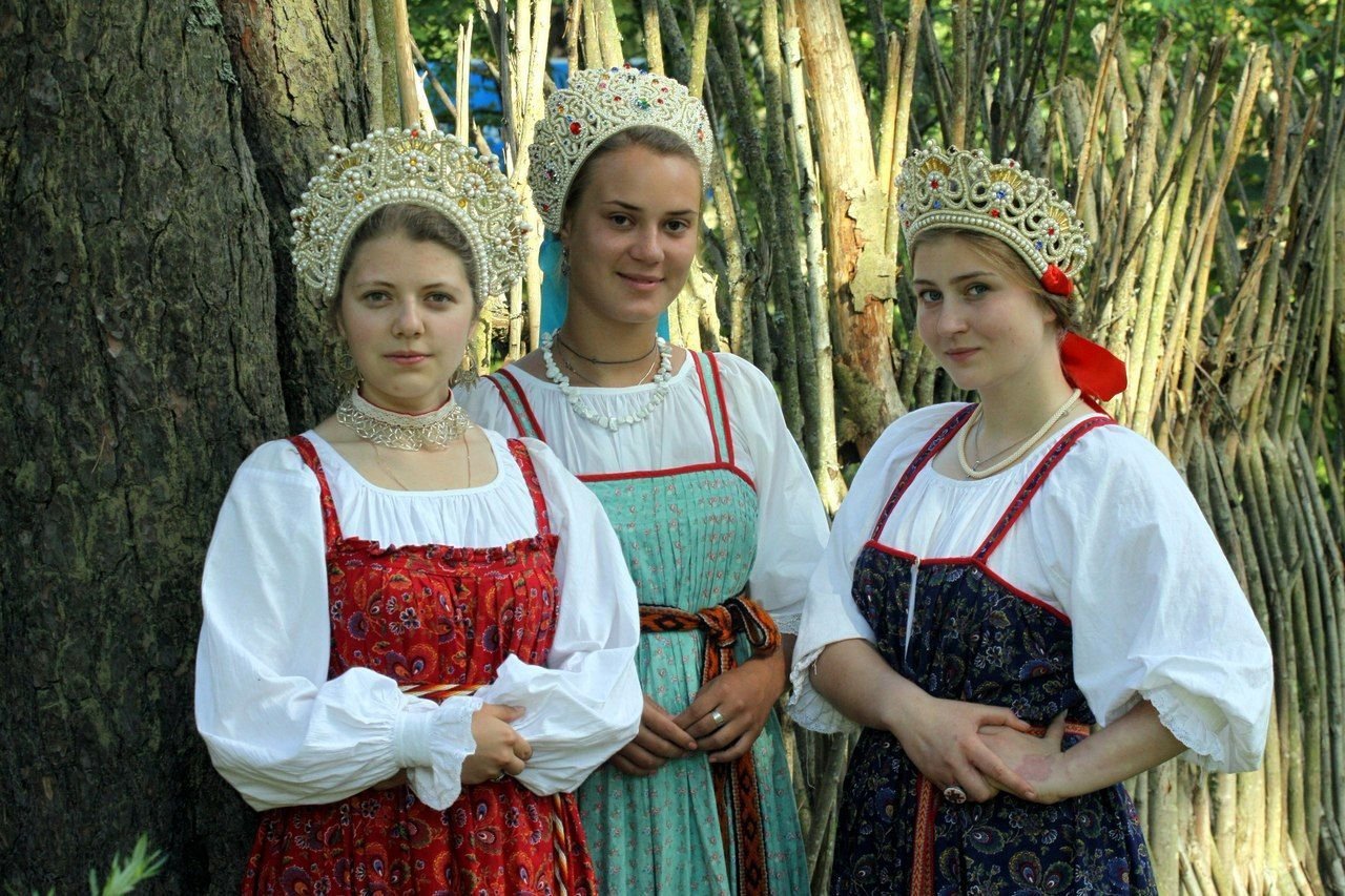 Sexy model Girls in Slavic costumes in Xinxiang